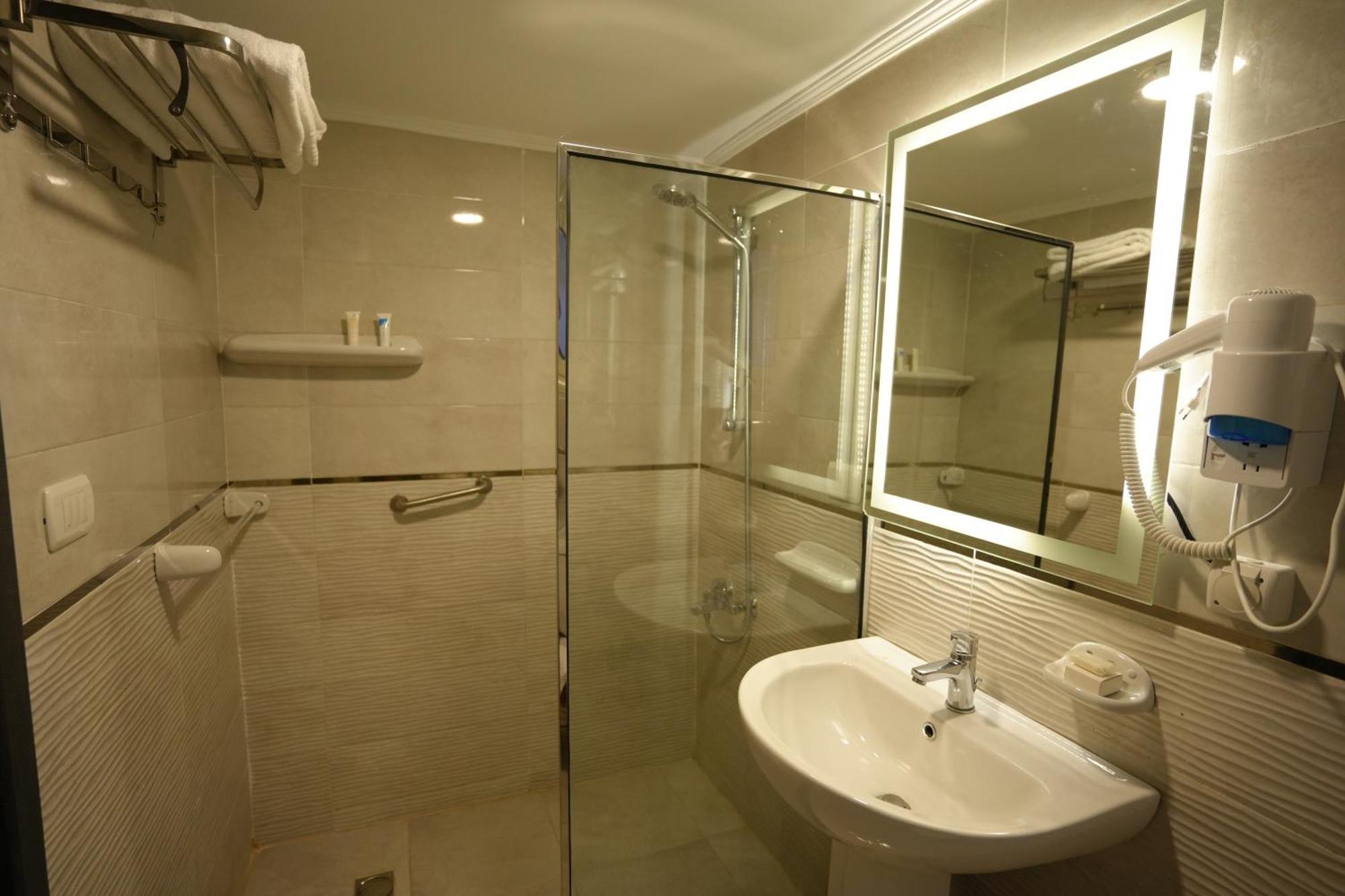 Mar Charbel Hotel カイロ エクステリア 写真